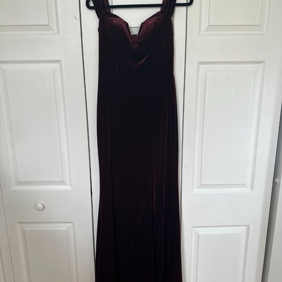 DB Studio Off The Shoulder Velvet Sheath Dress - Color Wine - Size 4 - Picture 4 of 7